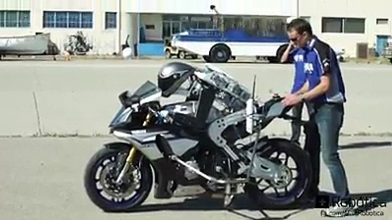 MotoBot - O robô humanoide da Yamaha que pilota motos de corrida.