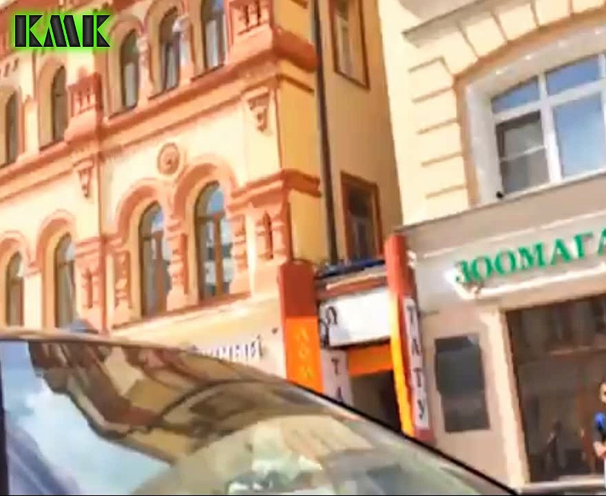 Девушка перегородила дорогу BMW на пешеходном Старом Арбате, из-за чего была избита