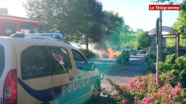Lannion. Un véhicule détruit par le feu sur le parking de Caërphilly