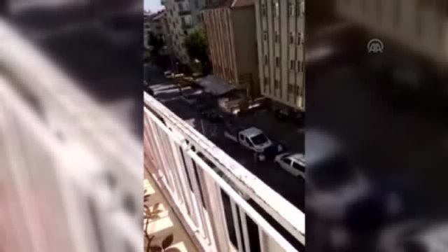 Çevreye Rastgele Ateş Açan Zırhlı Personel Taşıyıcının Görüntüsü