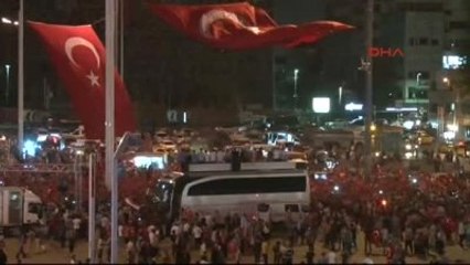 Taksim Meydanı'nda ve İbb Önünde Coşkulu Kalabalık