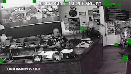 adam soyguncunun silah cekmesini aldirmadi