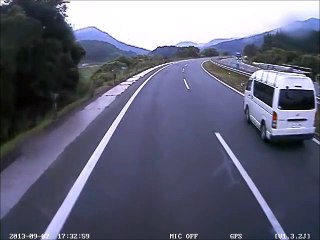 高速道路で派手にやらかした奴のドラレコ映像