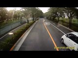 無謀運転する軽自動車のドラレコ映像