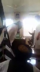 Pakistan Army Officer Balochistan Ke MPA's Ko Dant Pilate Hue