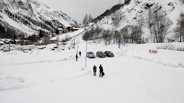 Drag race sur la neige : Peugeot 3008 Hybrid4 vs 3008 2WD vs 4008 4WD