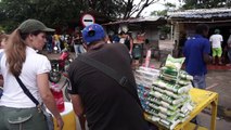 فنزويليون يعبرون الى كوكوتا في كولومبيا لشراء مستلزماتهم