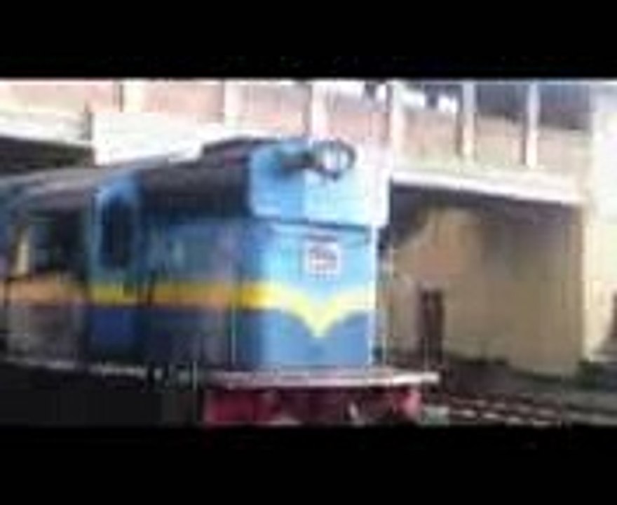 Sri Lanka Yaldevi Train at Mount Lavinia Station