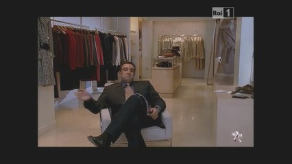 Il capitano Anceschi aiuta la fidanzata a scegliere un abito elegante