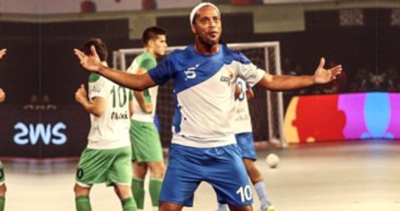Hindistan Futsal Ligi'nde Oynayan Ronaldinho Şov Yaptı