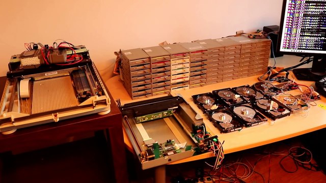 Jouer du Nirvana avec des bruits de disques durs et vieux ordis ! Smells like teen Spirit