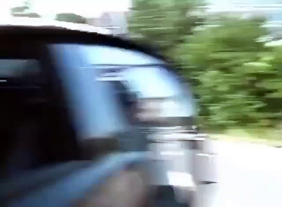 Un motard tente des acrobaties sur l'autoroute