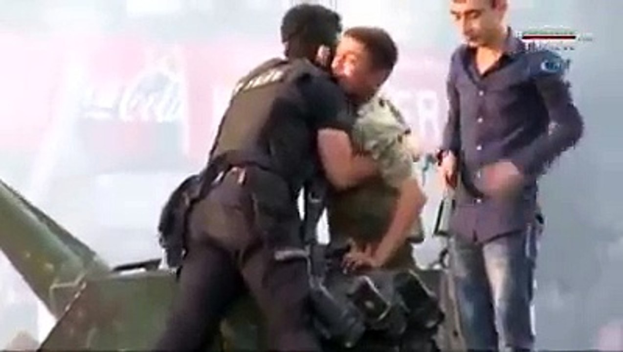 Tankın içinde mahsur kalan askeri linç edilmek polis kurtardı