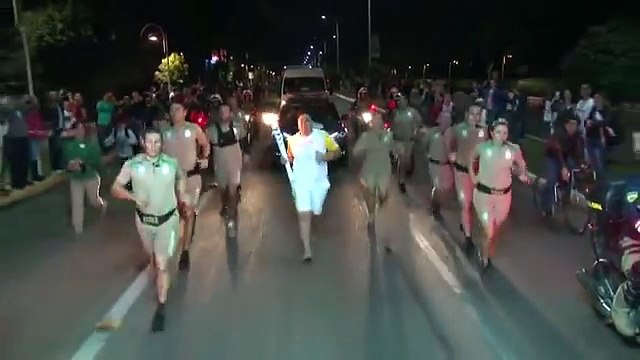 Un homme tente d'éteindre la flamme olympique avec un extincteur