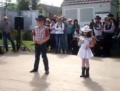 Ces enfants dansent la country comme des pros
