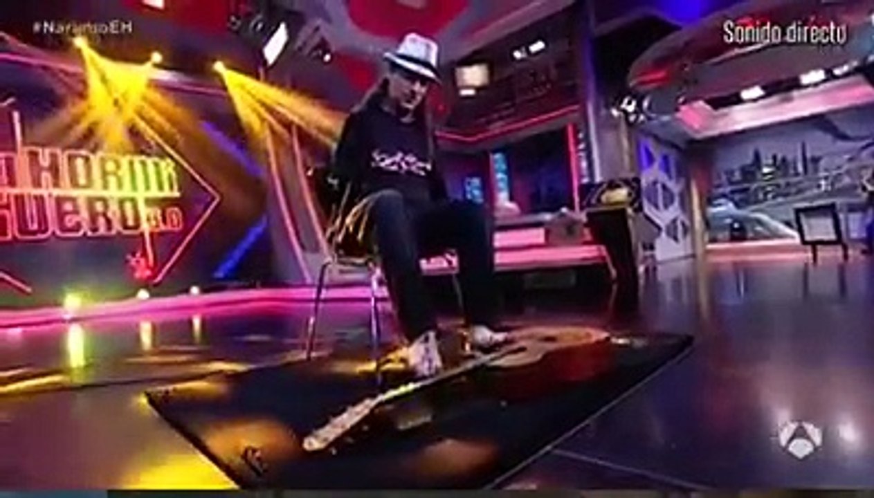 Ce surdoué de la musique joue de la guitare comme un dieu, avec ses pieds