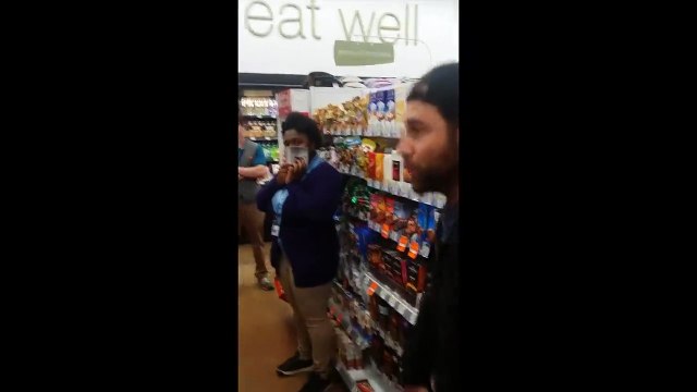 Une caissiere rappe plus vite que Eminem