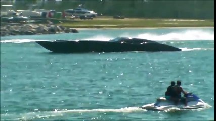 Ce bateau en fibre de carbone ressemble à un voiture et trace sur l’eau !