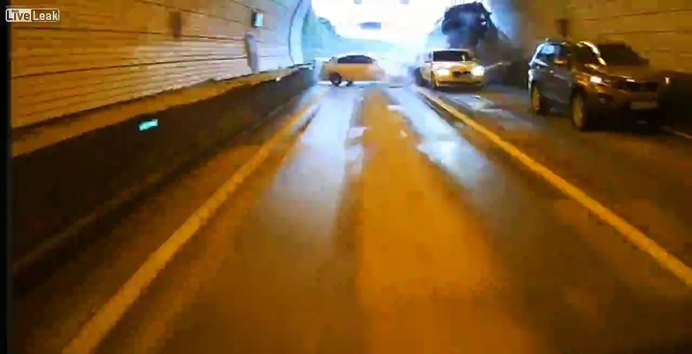 Carnage ! Un car défonce une file de voiture stoppée dans un tunnel