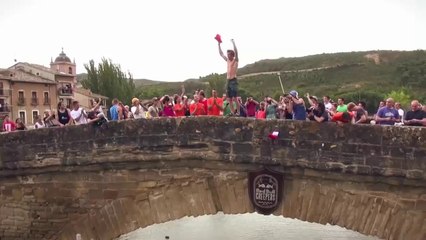 Concours fou: grimper le plus rapidement possible sur un pont en pierre sans aucune sécurité.