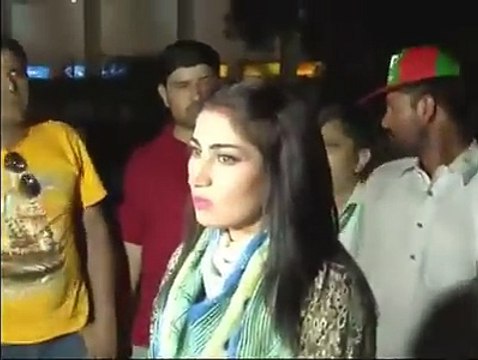 Qandeel Baloch crying for Imran Khan outsite PTI Jalsa in Lahore