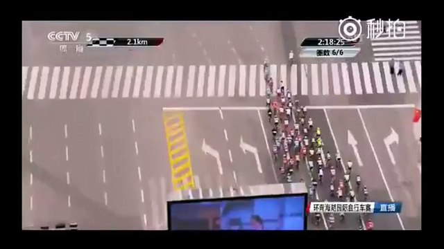 Un spectateur inconscient cause un énorme crash lors d'une course cycliste