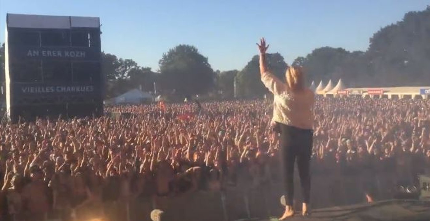 Attentat à Nice : Le vibrant hommage du groupe Hyphen Hyphen avec 20 000 spectateurs des Vieilles Charrues (vidéo)