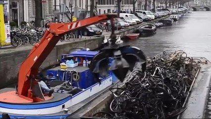 Добыча велосипедов в каналах Амстердама