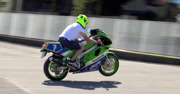 THREE MINUTES OF MADNESS WITH KAWASAKI ZXR 400 YEAR 1990