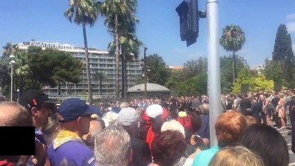 Manuel Valls hué à Nice lors de la minute de recueillement