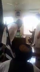 Pakistan Army Officer Balochistan Ke MPA’s Ko Dant Pilate Hue