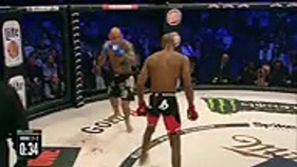 Ce catcheur met son adversaire KO et le capture comme un Pokémon !