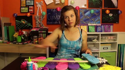 Elle assemble des sandales puis les colle... Le résultat est fascinant et très original !