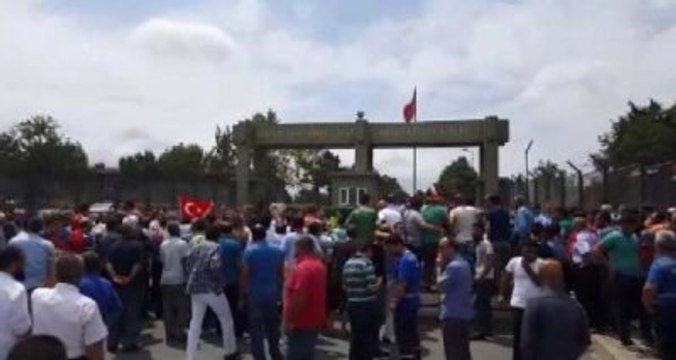 Kışla Önünde Hareketlilik