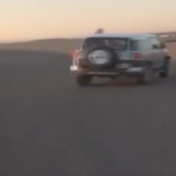 Changer les roues d’une voiture tout en roulant