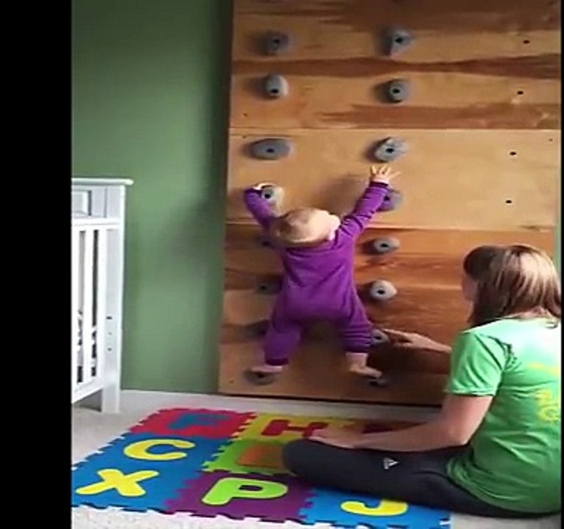 Un bébé escalade un mur d'obstacles à la maison ! Impressionnant ! - Vidéo  Dailymotion