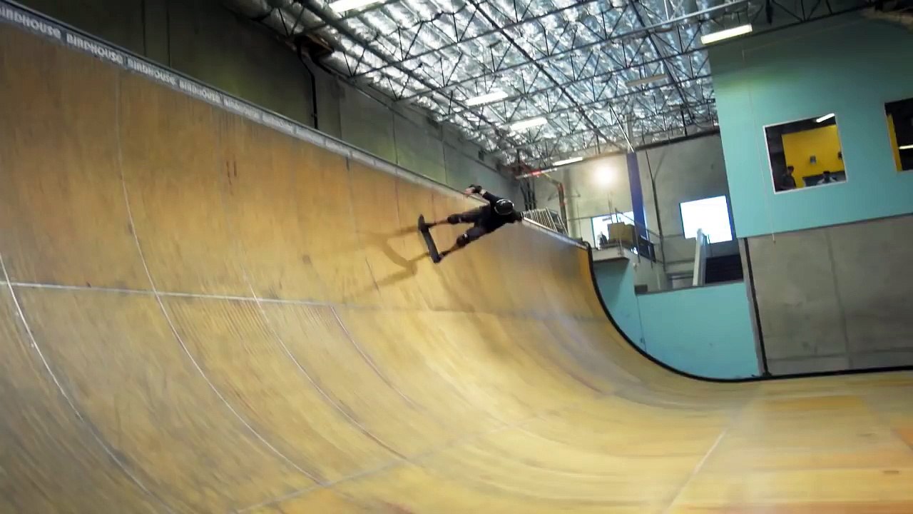 10aines de tentatives du "900" par Tony Hawk en Skateboard.. Le mec devient fou !