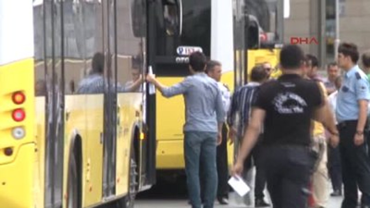 Gözaltına Alınan Askerin Yakını Adliye Önünde Gözyaşını Tutamadı