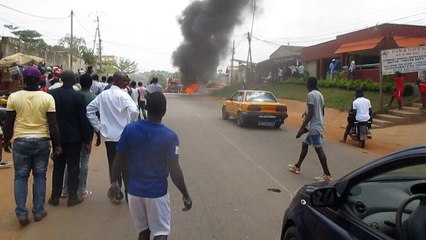 une voiture en feu à Odza ce matin