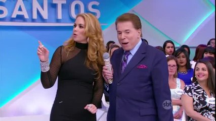 Silvio Santos recebe a atriz Lucero Hogaza no palco