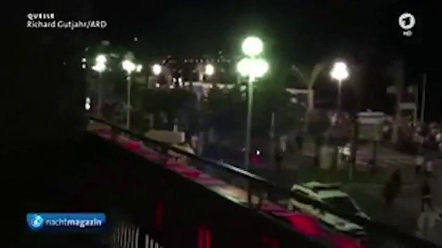 Un motard s'accroche au camion