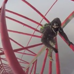 Two Russians climb Shanghai Tower without safety devices