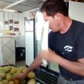 Um homem corta frutas como no Fruit Ninja