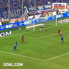 Le Sénégalais Demba Ba a connu une malheureuse et spectaculaire blessure au tibia.