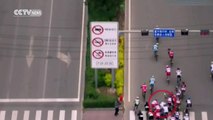 Chute énorme du peloton provoquée par un spectateur qui voulait prendre une photo au milieu de la route ! Tour de France 2016