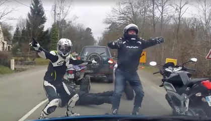 Deux motards délirent et dansent en attendant à un feu rouge