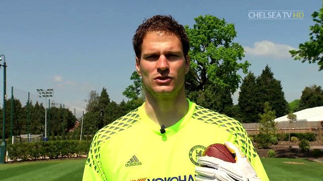 The Minnesota Vikings challenged Cesc Fàbregas, Thibaut Courtois and Begović to catch an American Football one-handed!