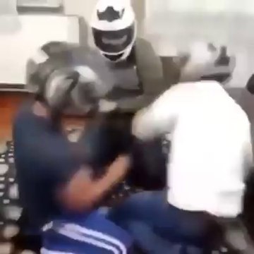 Elle descend les escaliers sur les fesses ! Compil de Fails