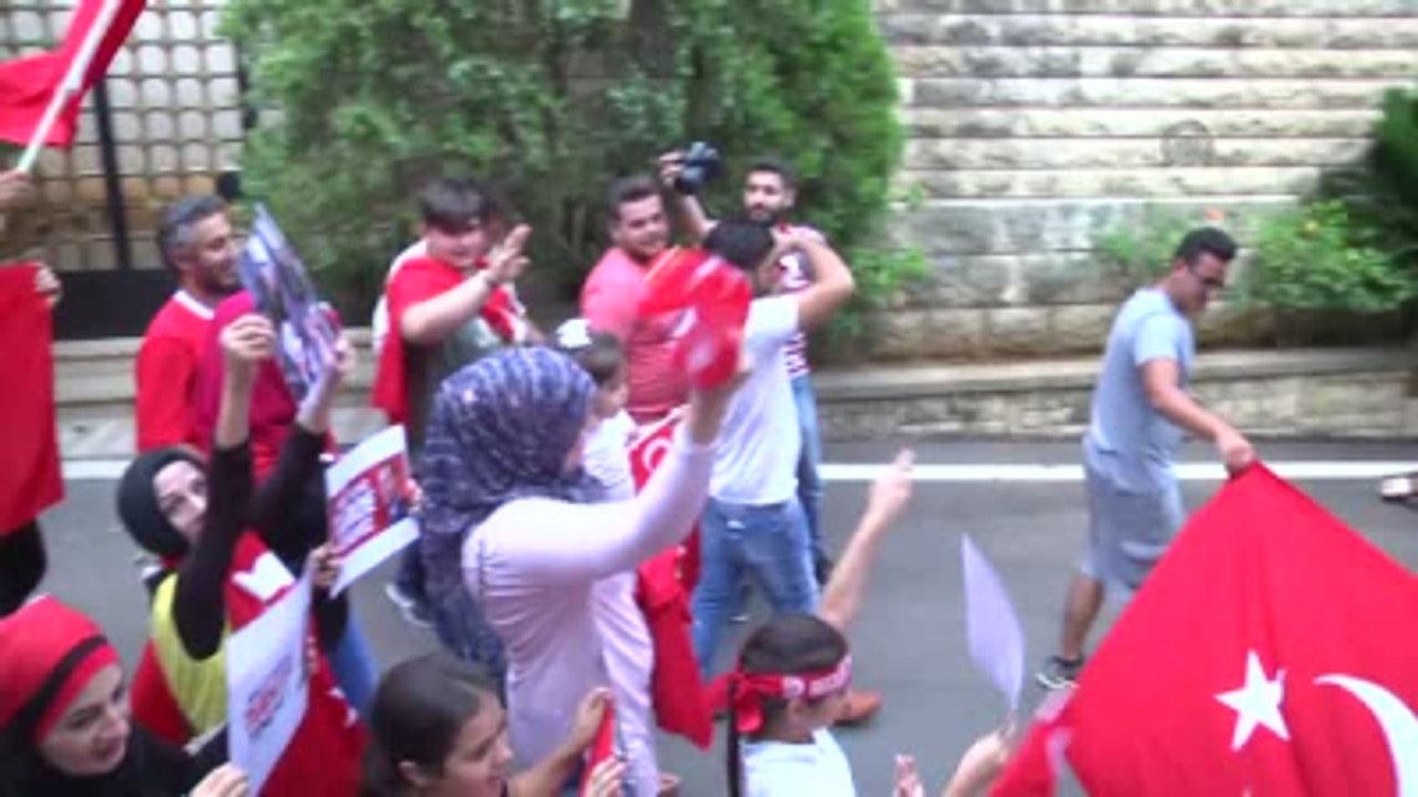 Fetö'nün Darbe Girişimi, Türkiye'nin Beyrut Büyükelçiliği Önünde Protesto Edildi