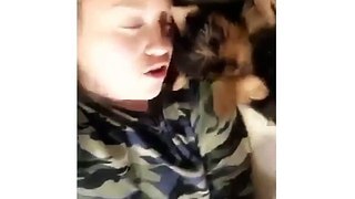 Snapchat - Karol Sevilla juega con un Perro!
